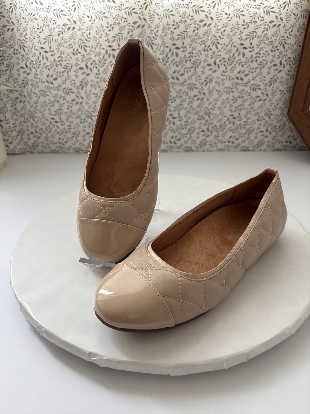 Vionic Desiree Nude Quilted Ballet Flats Women’s 6 Patent Cap Toe Comfort